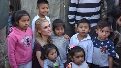 La empresaria y socialité convivió con niños del pueblo de San Gregorio Atlapulco
