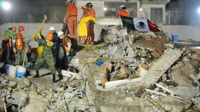 Las labores de rescate por parte del Ejército, Marina, bomberos, Grupo Topos y voluntarios en un edificio colapsado en la CDMX