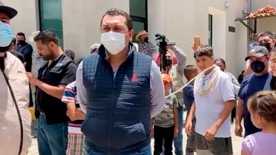 Los pobladores jalaron de las orejas al funcionario y lo pasearon amarrado con un lazo