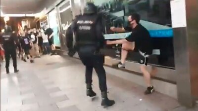 Los policías agredieron con patadas y golpes a manifestantes.