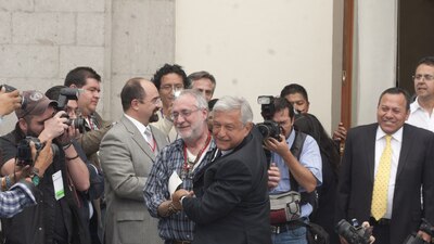 En 2012, AMLO no permitió que el poeta Javier Sicilia le diera un beso