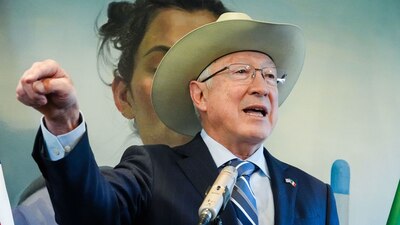 Señaló que la estrategia de AMLO sobre "abrazos no balazos" no funciona y que es fácil culpar a su país
