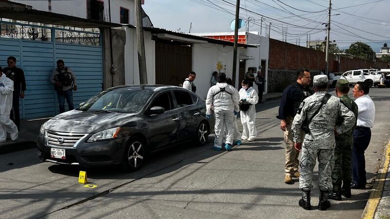 Acribillan a 2 policías y una adolescente al interior de un auto en Jiutepec, Morelos