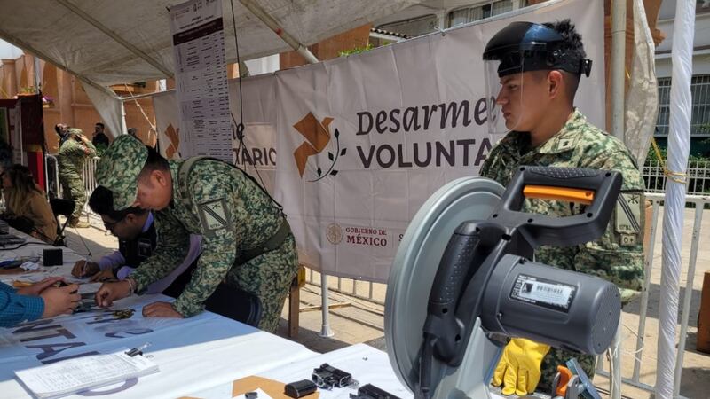 Pagan casi 5 mdp a ciudadanos de Edomex por canjear armas