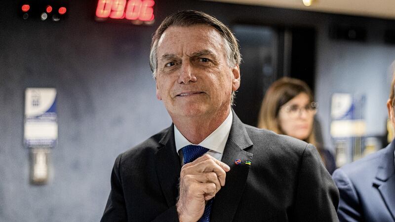 Ordenan a Jair Bolsonaro usar un monitor en el tobillo previo a su juicio por golpe de Estado