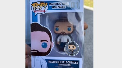 En su figura, el gobernador aparece con su actual barba y el logo de su estado en la camisa