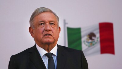 El presidente de México dijo el jueves que planea dar a las fuerzas armadas un papel en la distribución de las vacunas