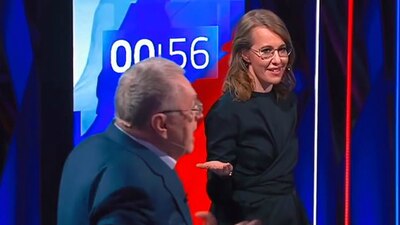 Vladimir Zhirinovski (izq) fue bañado por su rival luego de que le dijera que era una "puta"