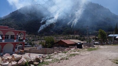 Protección Civil ordenó la evacuación de habitantes que limitan con la zona del incendio.