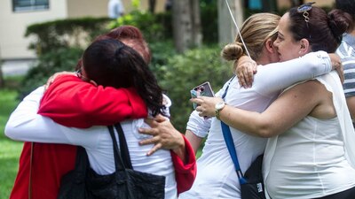 Mujeres se abrazan durante la misa en honor a las víctimas del Colegio Rébsamen