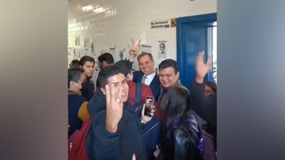 El extitular del INE respondió con sonrisas y saludos ante las acusaciones