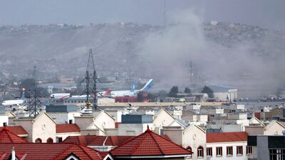 Se alza humo tras una explosión fuera del aeropuerto de Kabul, Afganistán