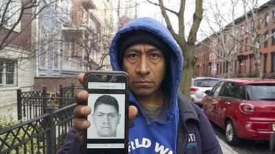 José Antonio muestra una foto de Jorge Antonio, desaparecido en 2014