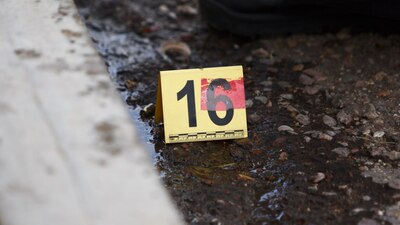 Una persona fue localizada sin vida a lado del vehículo donde trabajaba