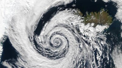 Se localiza aproximadamente a 690 kilómetros al suroeste de Cabo San Lucas