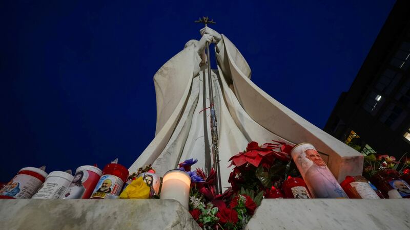 Papa Francisco se levanta de la cama del hospital donde lucha contra la neumonía