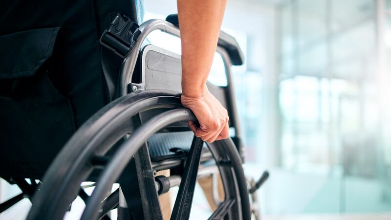 Detienen a hombre que paseaba a su mamá muerta en silla de ruedas por calles de la GAM