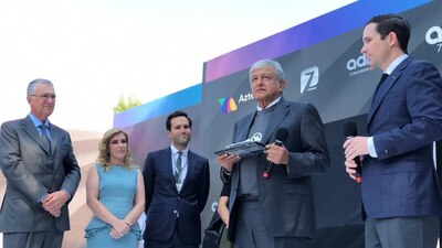López Obrador acudió a las instalaciones de la televisora