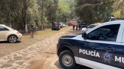 El panteón se localiza sobre la carretera federal México-Cuernavaca