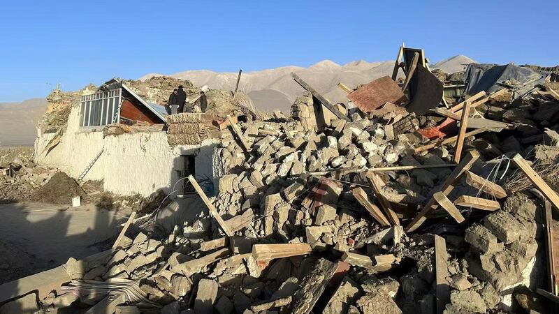 VIDEOS: Fuerte terremoto en China y Nepal deja al menos 95 muertos