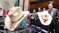 Diputados del PRI rinden homenaje a Carlos Manzo con sombreros ensangrentados y veladoras