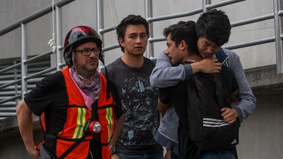 Miles de personas en la Ciudad de México sufren por los estragos que dejó el sismo