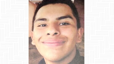 El joven de 19 años tiene dos lunares en la punta de la nariz, es de complexión delgada y boca grande