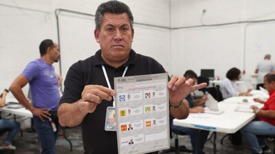 Cuando un candidato declina en favor de otro, lo que hace es “renunciar a la contienda”, pero no hay acuerdos legales ni formales