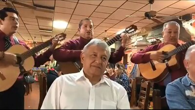 AMLO escuchó "Morenia mía" en Nuevo Laredo como parte de su visita a la frontera mexicana