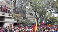 “Maduro delincuente, Edmundo presidente”, gritan manifestantes en la embajada de Venezuela