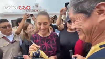 “¡Cómo no te voy a querer!”: Sheinbaum firma jersey de Pumas y canta con aficionado en Chetumal