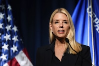 Pam Bondi dice que el ejército derribó drones de cárteles