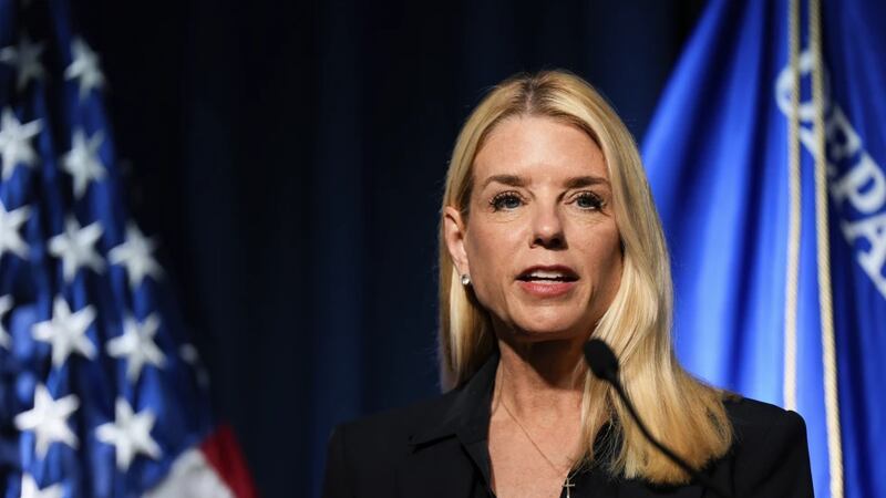 Meten presión a Pam Bondi para que testifique sobre vínculo de Trump con red de tráfico sexual