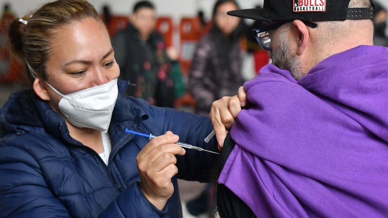 Instalan puestos de vacunación contra el sarampión en estaciones del Metro de la CDMX