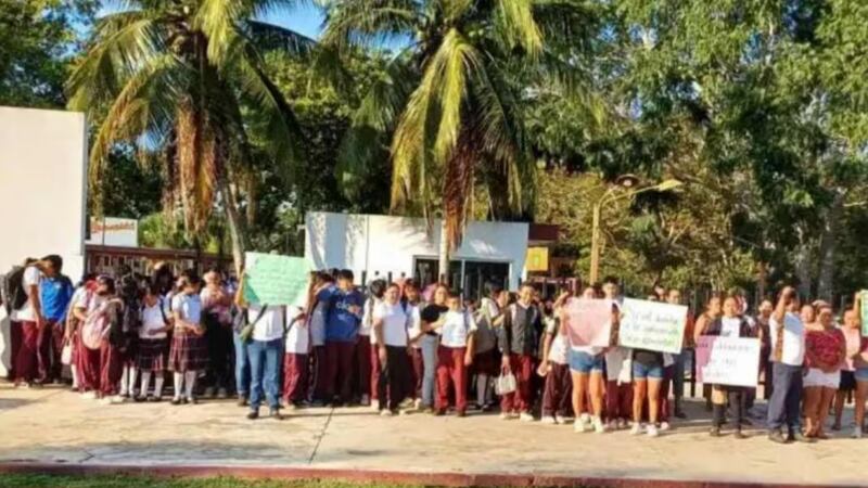 Padres cierran secundaria en Yucatán por falta de maestros