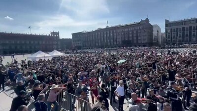 Se rompió el récord, pues se logró reunir a ml 122 mariachis para cantar al mismo tiempo