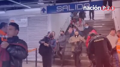 Como parte del 'Operativo Cometa', policías revisan mochilas contra pirotecnia
