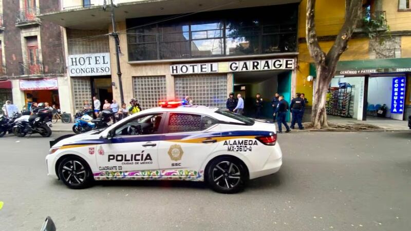 Atacan a balazos a extranjera afuera de hotel del Centro Histórico de CDMX; cambió divisas en el AIFA