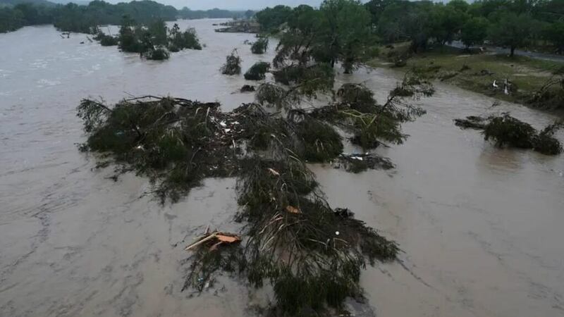 Inundaciones en Texas dejan al menos 27 personas muertas y decenas de desaparecidos