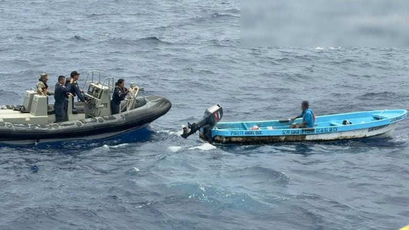 Marina rescata con vida a pescador que se perdió mar adentro desde hace 8 días en Huatulco