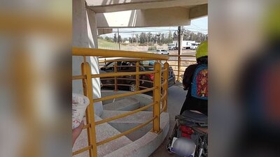 El camino se hico estrecho para el conductor de un Aveo, quien no pudo avanzar en su "atajo"