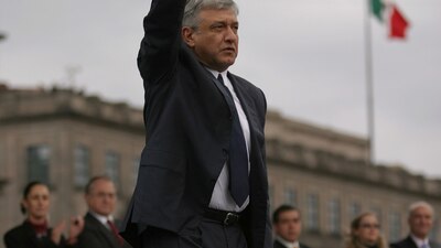 En 2006 sus simpatizantes lo nombraron "presidente legítimo" de México