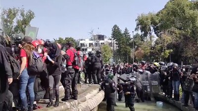 En la zona de la Fuente de Cibeles, en Álvaro Obregón, un contingente fue encapsulado por elementos de la policía