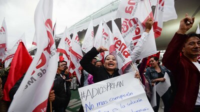Afuera del IEEM, simpatizantes de Morena protestaron contra los candidatos del PRI y el PAN