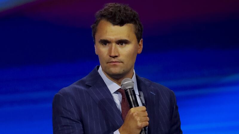 Disparan a Charlie Kirk, activista político y aliado de Trump, en un evento en Utah