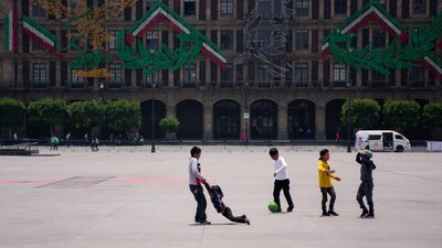 El aguila juarista adorna el edificio central donde despacha la jefa de Gobierno