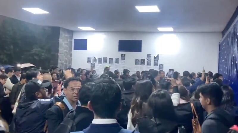 VIDEO: Alumnos impiden que encapuchados tomen la Facultad de Derecho de la UNAM