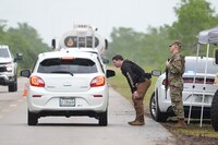 Llegan los primeros migrantes detenidos a la prisión ‘Alligator Alcatraz‘