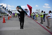 Hermano de AMLO y mariachis reciben a migrantes deportados de EU