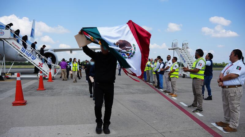 Hermano de AMLO y mariachis reciben a migrantes deportados de EU